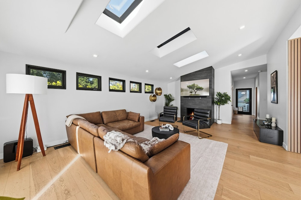 Farley Court - Stylish Hillside Residence With Stunning Views