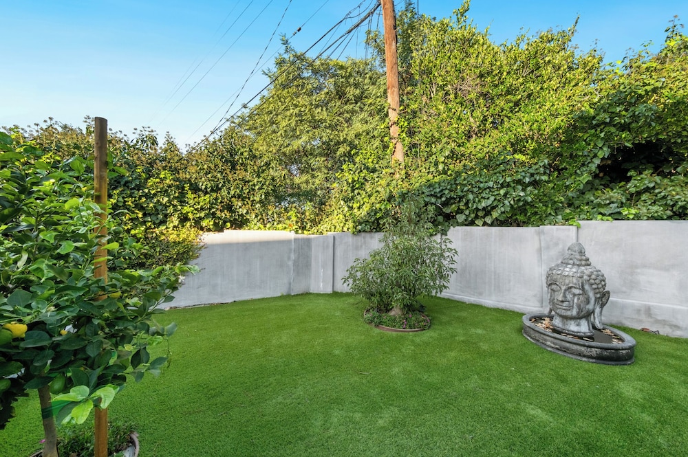 Farley Court - Stylish Hillside Residence With Stunning Views