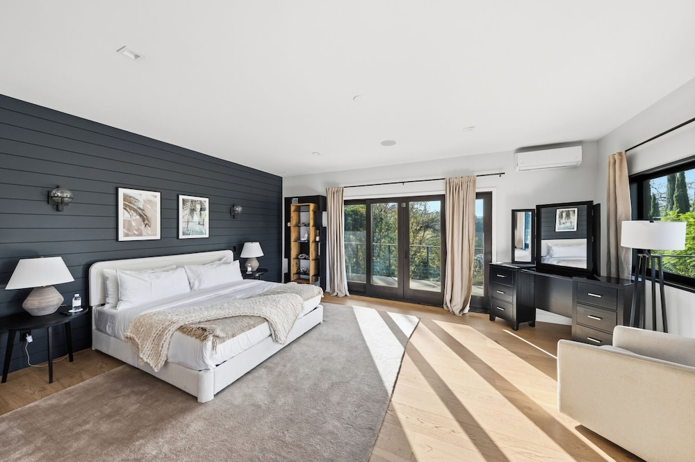Farley Court - Stylish Hillside Residence With Stunning Views
