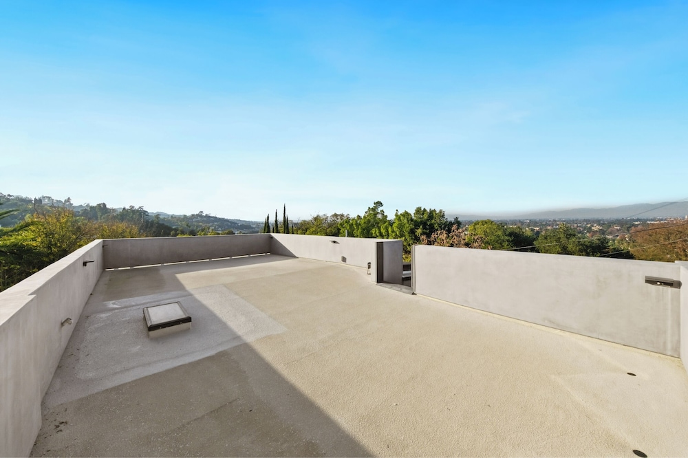 Farley Court - Stylish Hillside Residence With Stunning Views