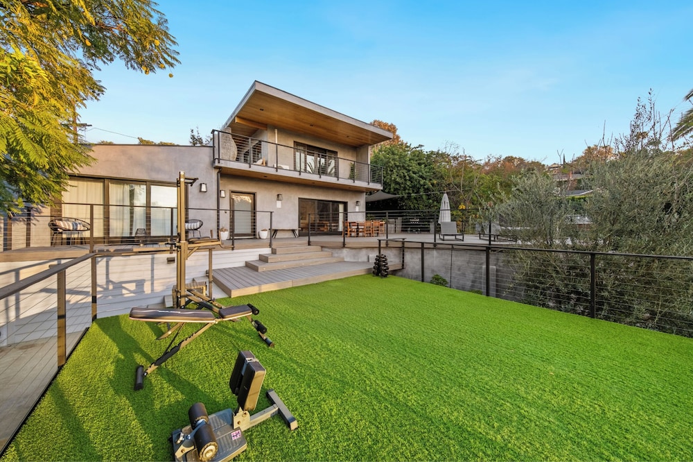 Farley Court - Stylish Hillside Residence With Stunning Views