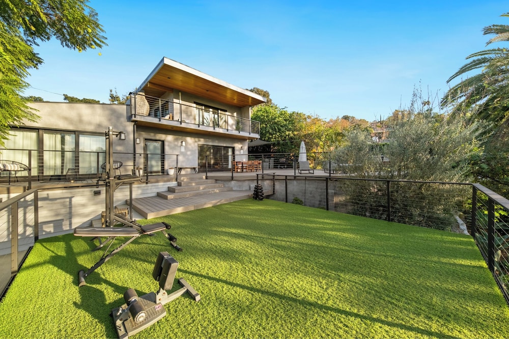 Farley Court - Stylish Hillside Residence With Stunning Views