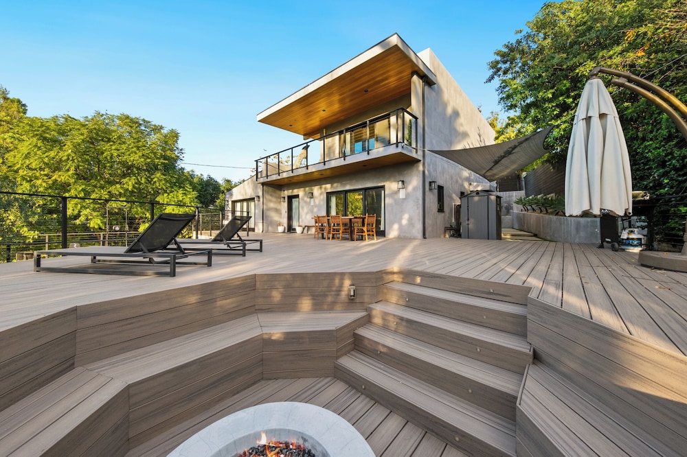 Farley Court - Stylish Hillside Residence With Stunning Views