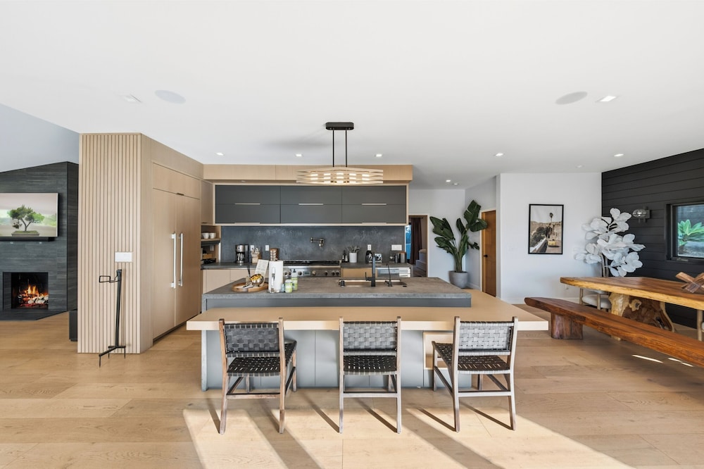 Farley Court - Stylish Hillside Residence With Stunning Views