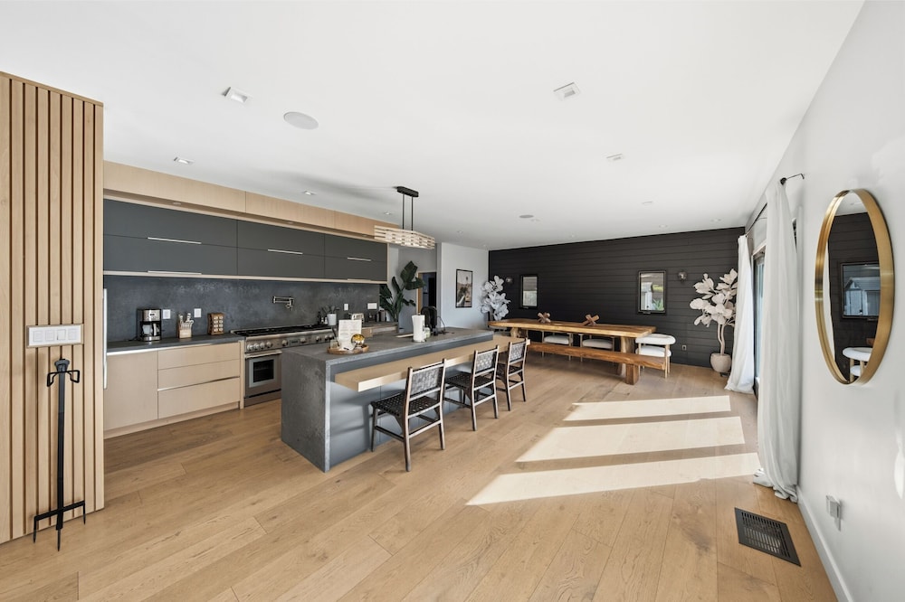 Farley Court - Stylish Hillside Residence With Stunning Views