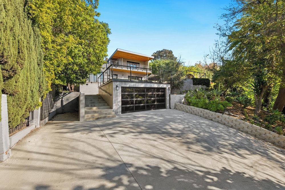 Farley Court - Stylish Hillside Residence With Stunning Views