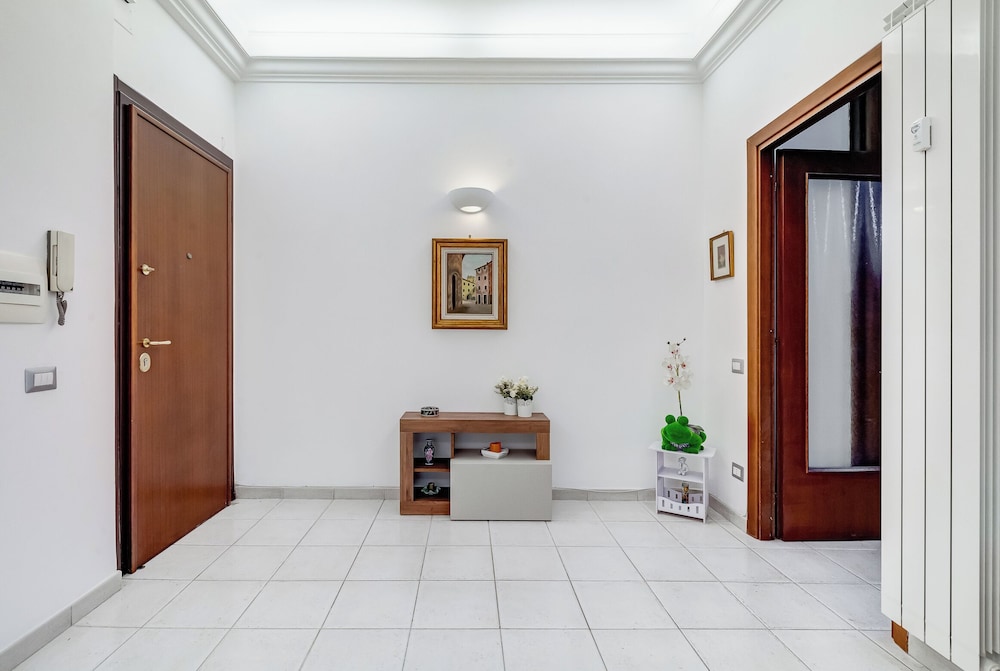 Cozy 2-Bedroom Flat with Balcony