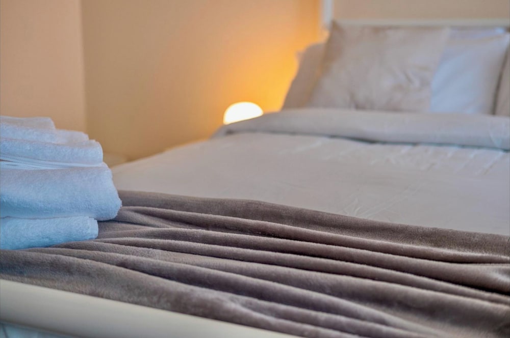 Cosy Home-sleeps 5- Private Garden- Free Parking