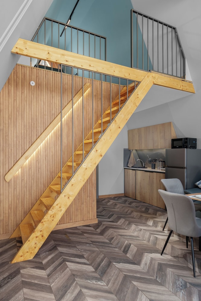 Ari Home Aghveran