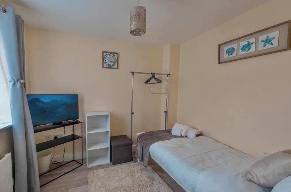 Cosy Home-sleeps 5- Private Garden- Free Parking