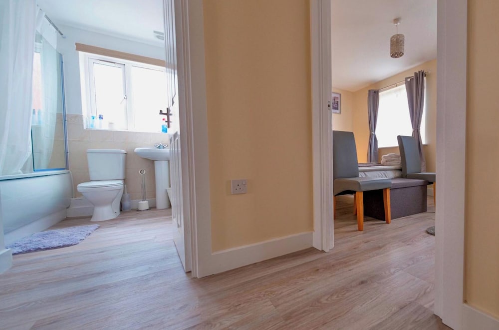 Cosy Home-sleeps 5- Private Garden- Free Parking