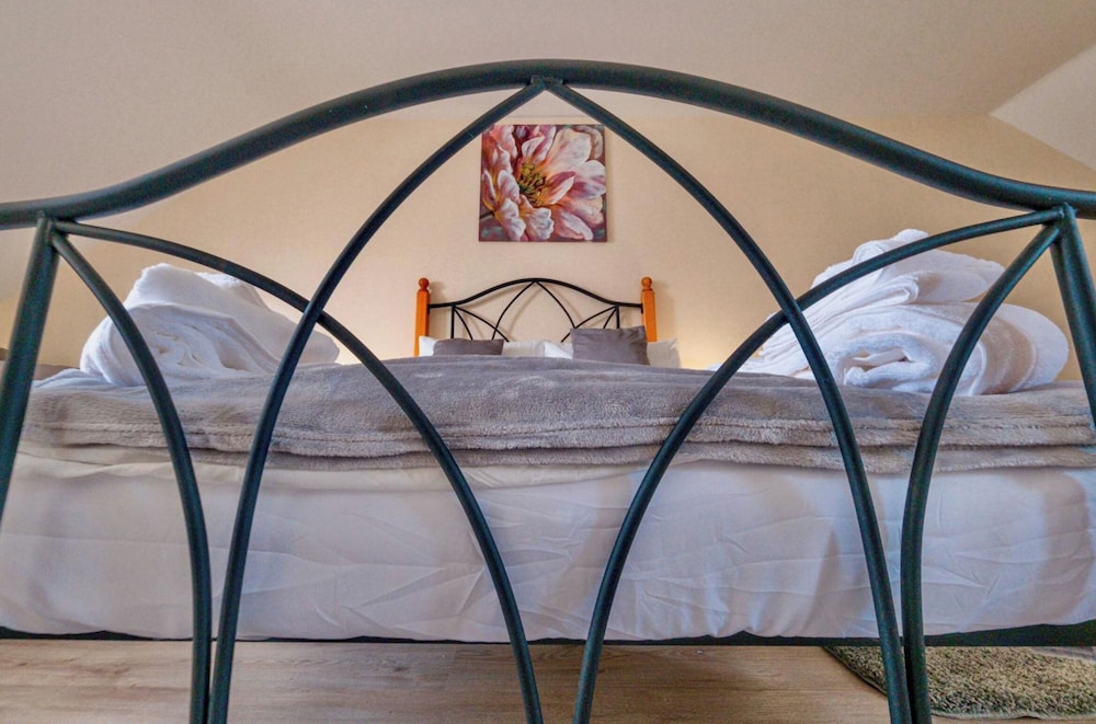 Cosy Home-sleeps 5- Private Garden- Free Parking