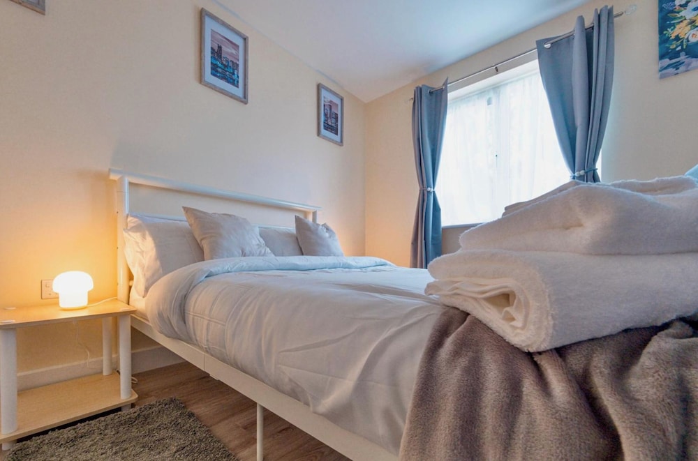 Cosy Home-sleeps 5- Private Garden- Free Parking