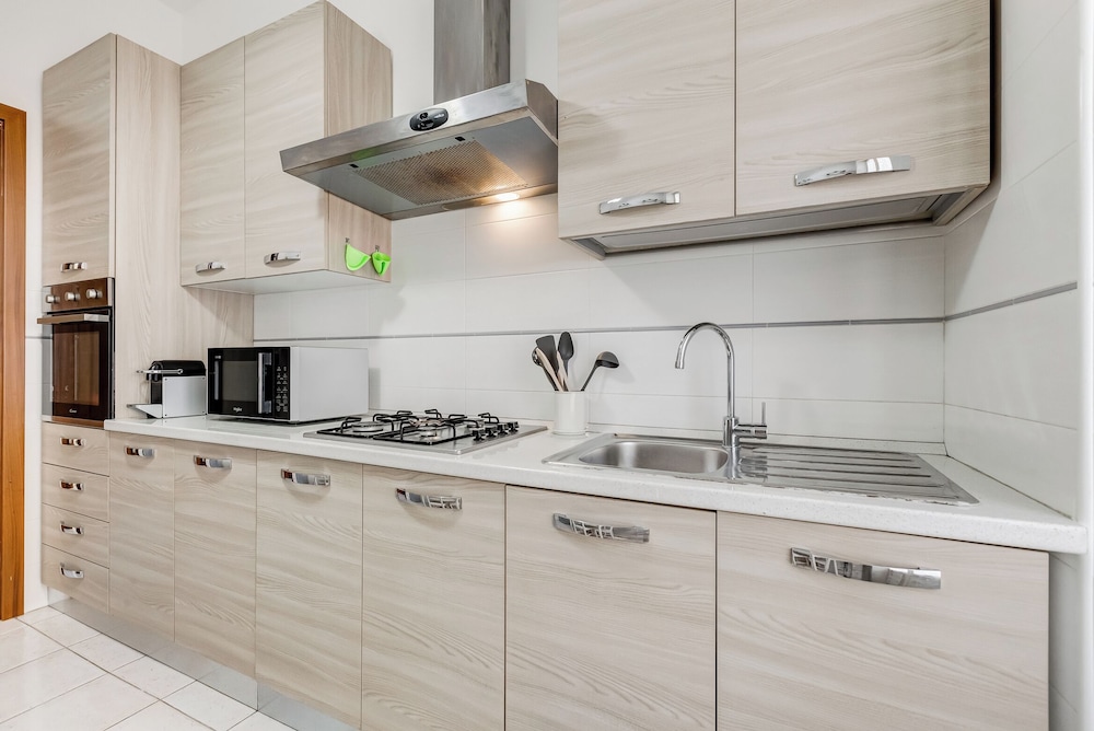 Cozy 2-Bedroom Flat with Balcony