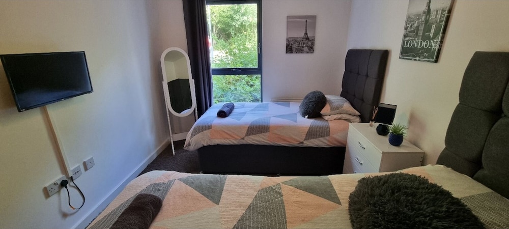 360 Serviced Accommodations - Brentwood 2 Bedroom Executive Apartment With Secure Parking view 4