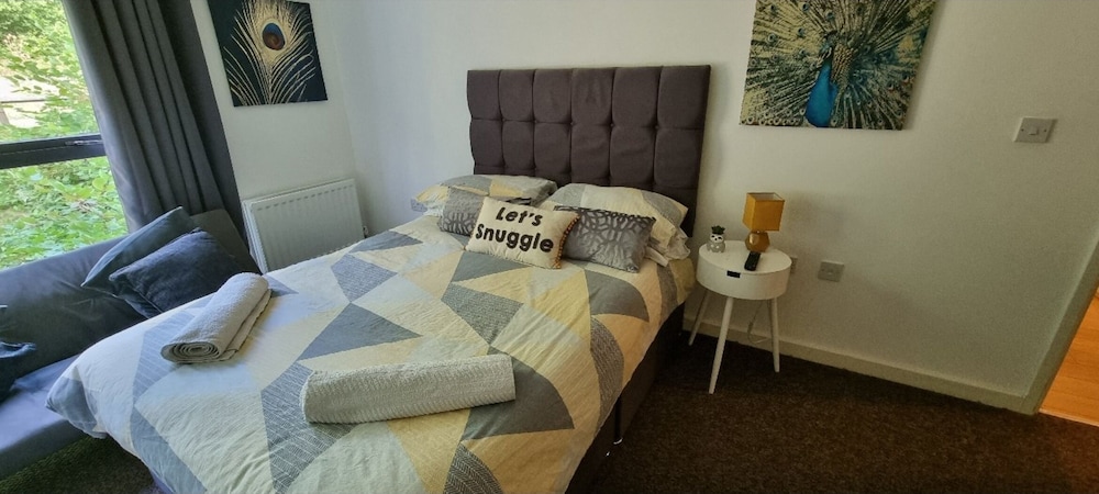 360 Serviced Accommodations - Brentwood 2 Bedroom Executive Apartment With Secure Parking view 2