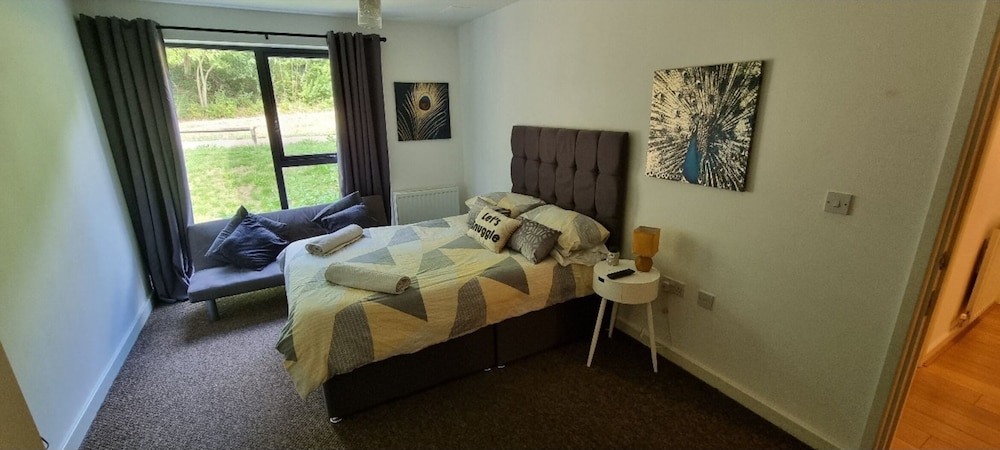 360 Serviced Accommodations - Brentwood 2 Bedroom Executive Apartment With Secure Parking view 3