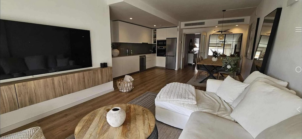 2 Bedrooms - Private Rooftop and Pool - Parking