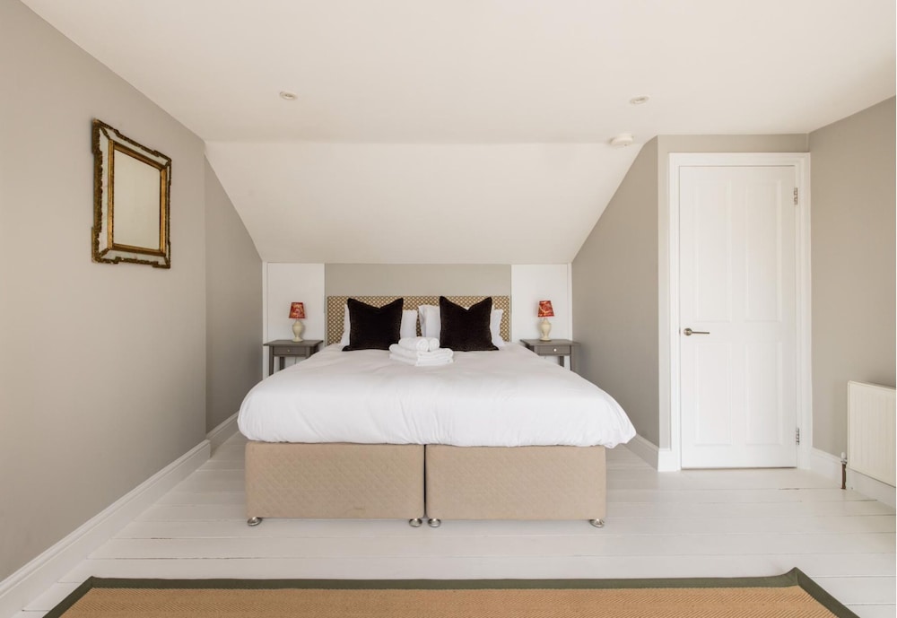 The Thames Embrace 3 BR & Garden House