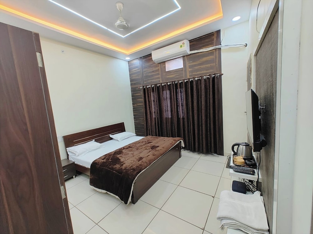Hotel J-Laxmi Palace