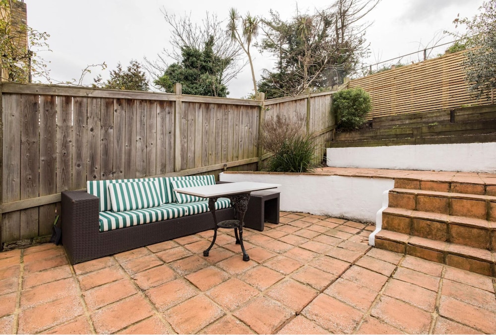 The Thames Embrace 3 BR & Garden House