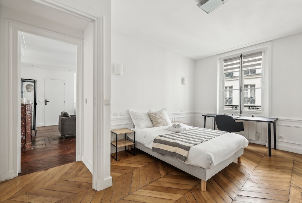 Stylish 3BR Near Tuileries Gardens