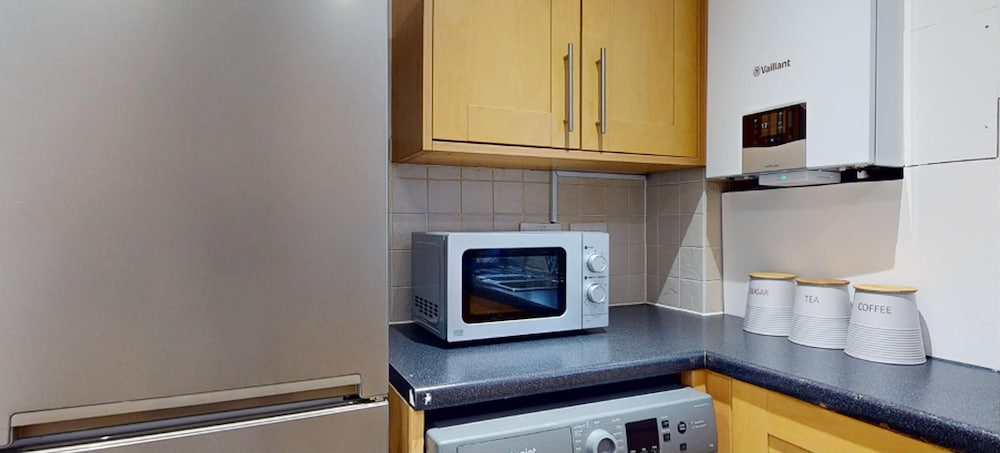 Romford Retreat - Modern 2BR Apartment view 5
