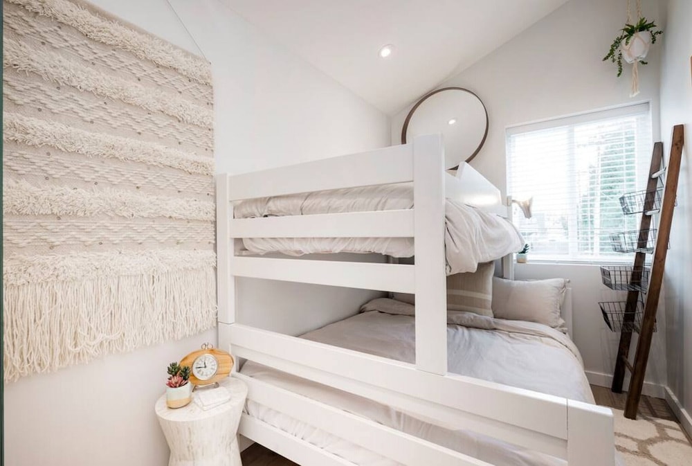 Mclean Stunning 3 Bdrm Reno - Few Blocks off Commercial