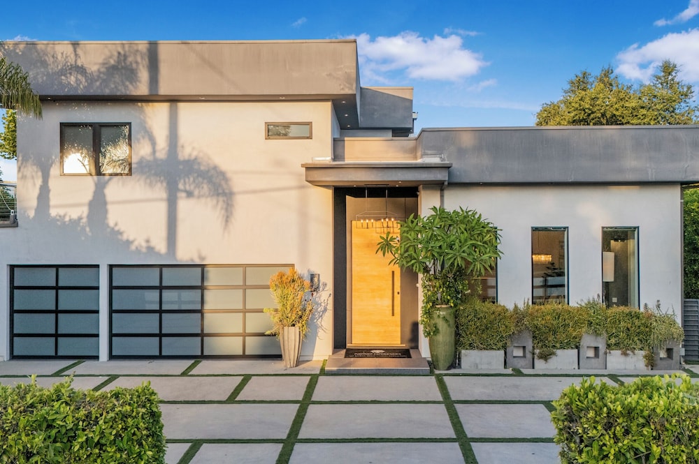 Louise Modern - Luxury Smart Estate in Encino w/ Pool, Gym & Spa