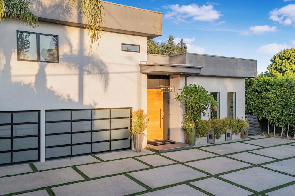 Louise Modern - Luxury Smart Estate in Encino w/ Pool, Gym & Spa