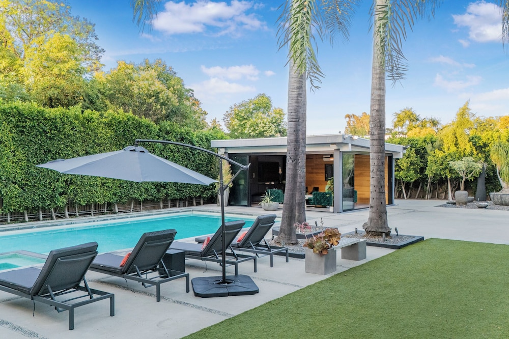 Louise Modern - Luxury Smart Estate in Encino w/ Pool, Gym & Spa