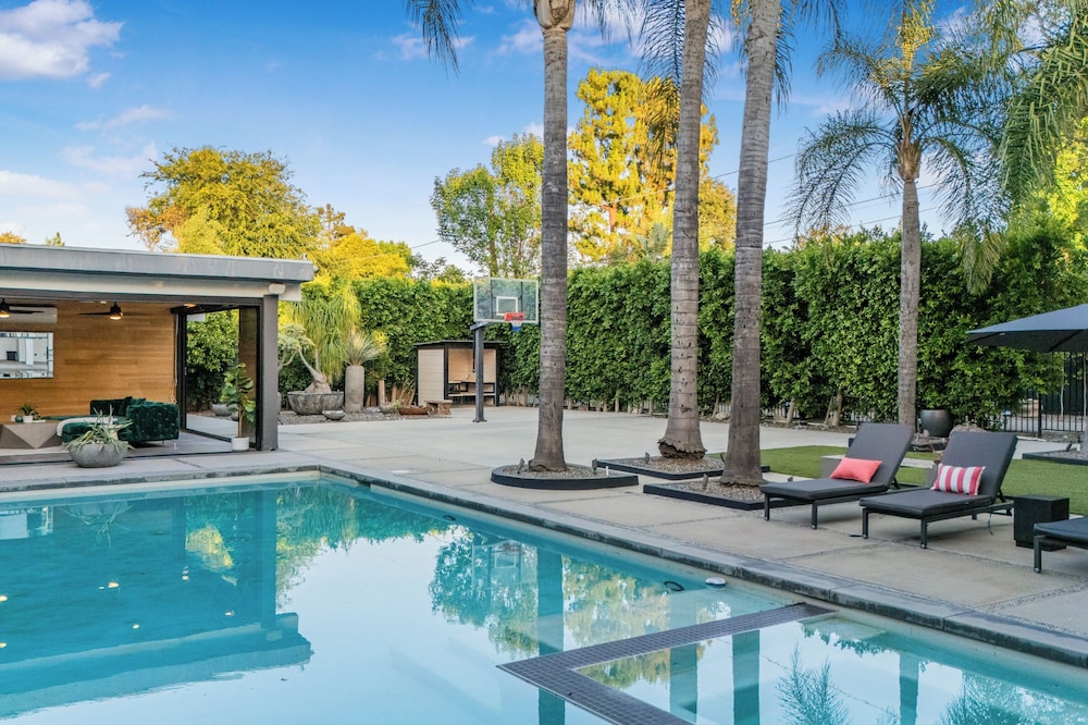 Louise Modern - Luxury Smart Estate in Encino w/ Pool, Gym & Spa