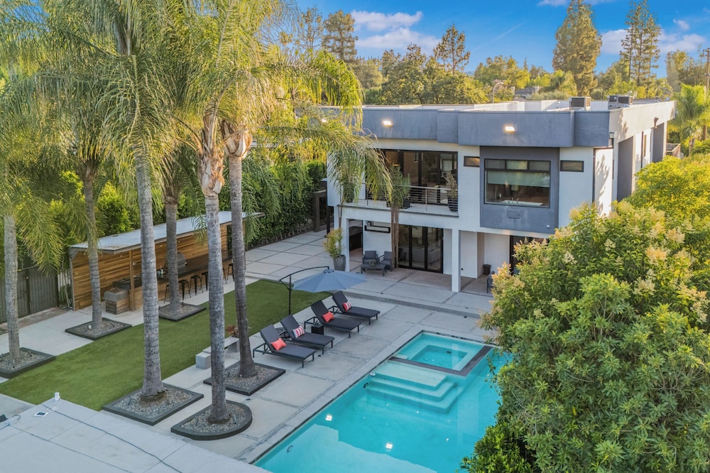 Louise Modern - Luxury Smart Estate in Encino w/ Pool, Gym & Spa