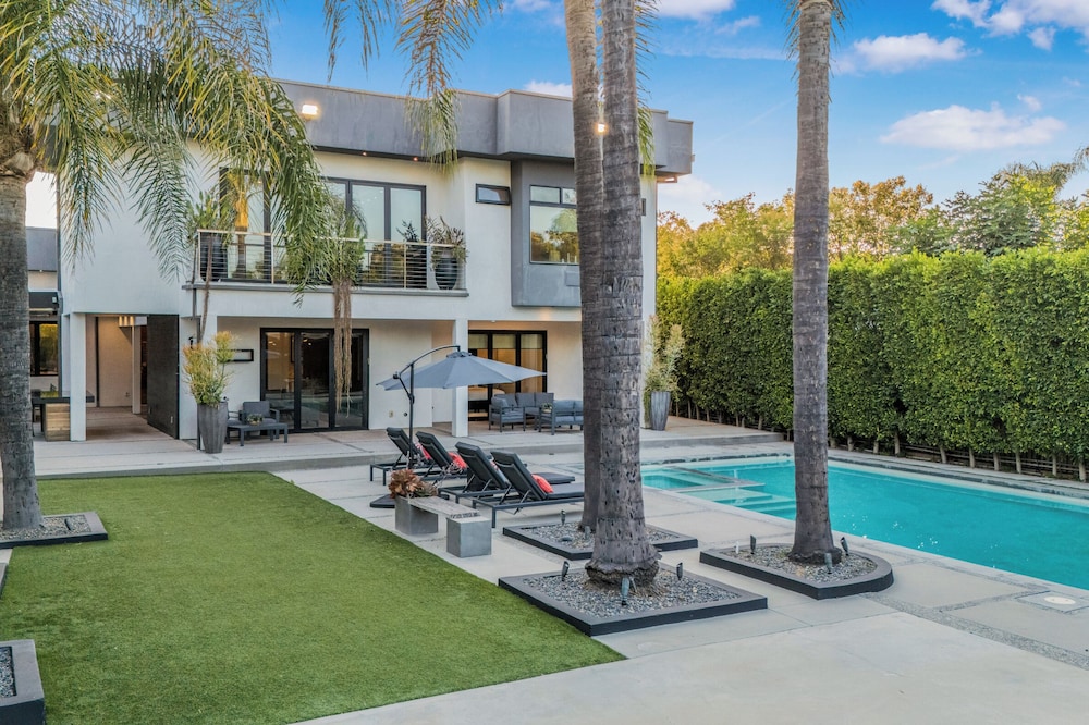 Louise Modern - Luxury Smart Estate in Encino w/ Pool, Gym & Spa