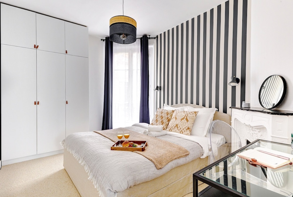 Chic 1BR by Eiffel Tower & Champ de Mars