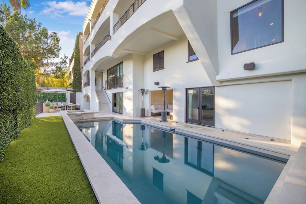 Villa Solea - Mulholland Retreat w/ Pool, Spa & Iconic LA Views