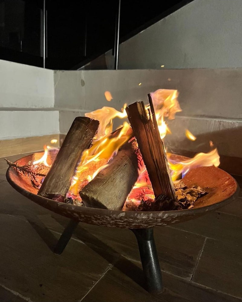 Casa com 4 Su tes Jacuzzi e Lareira Externa