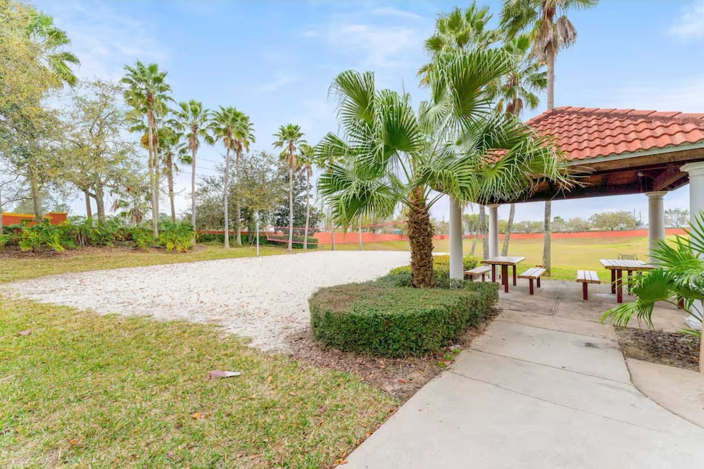 Tropical Oasis on Hypolita