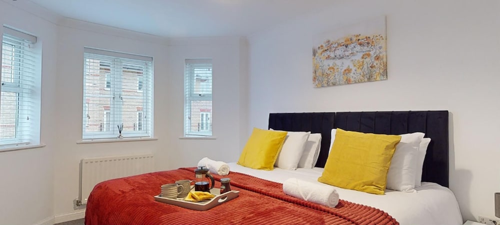 Romford Retreat - Modern 2BR Apartment view 3