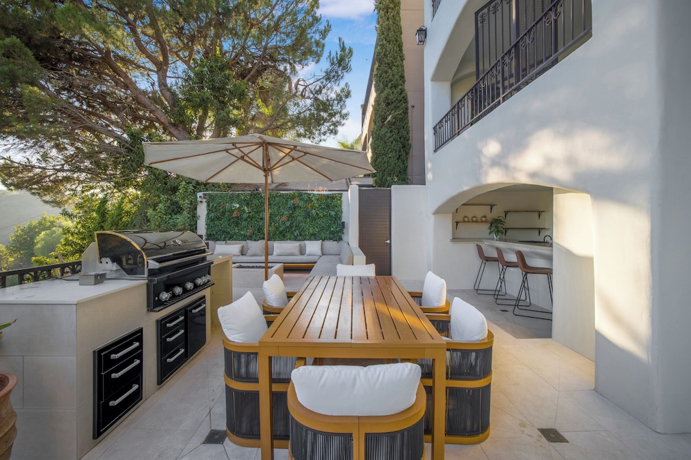 Villa Solea - Mulholland Retreat w/ Pool, Spa & Iconic LA Views