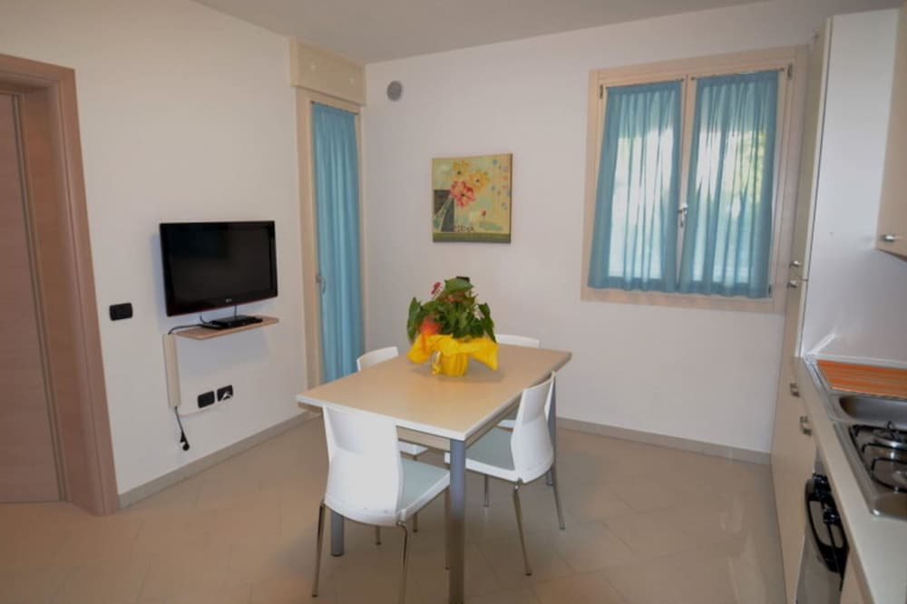 Bright Apartment Surrounded by Greenery en Rosolina