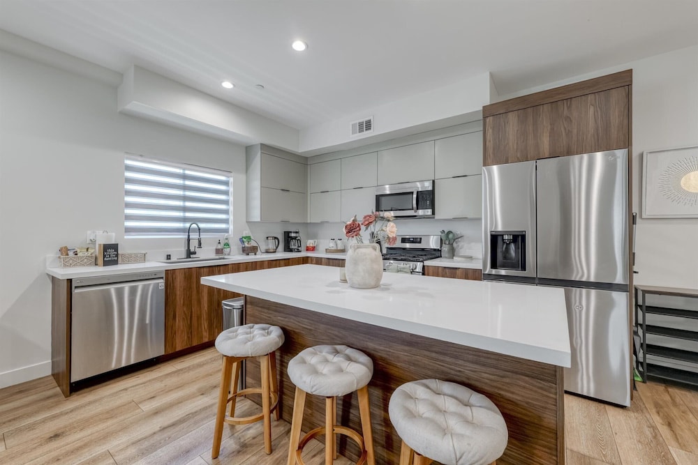 L.A Haven Georgous Townhome Garage Park