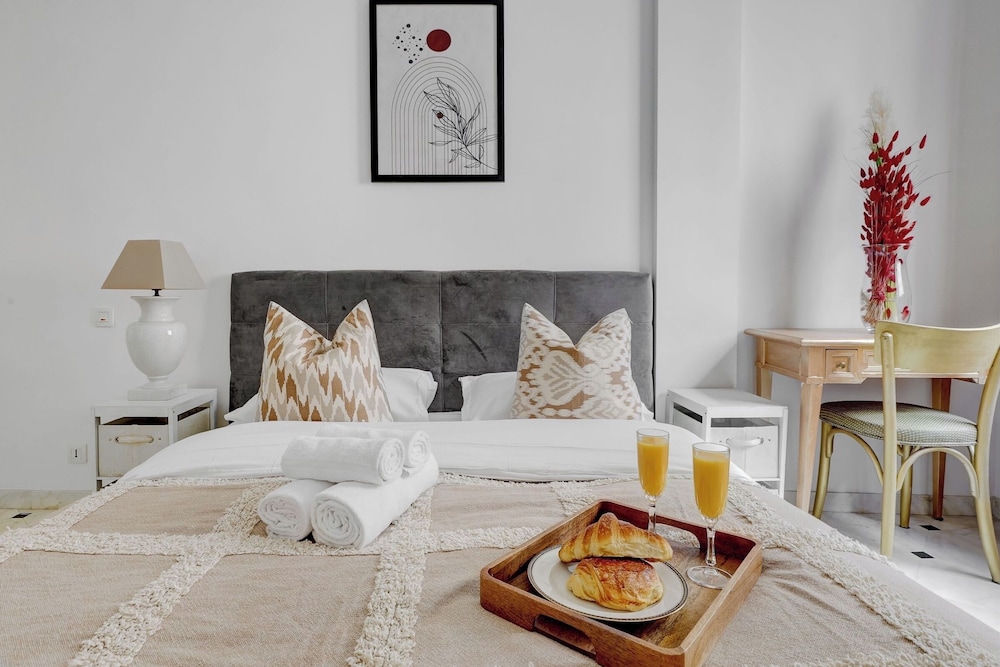 Stylish 2BR for 6 by Champs-Elysees
