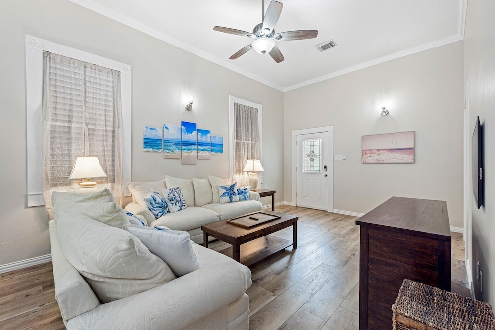 Cottage On Ave O 2 Bedroom Home