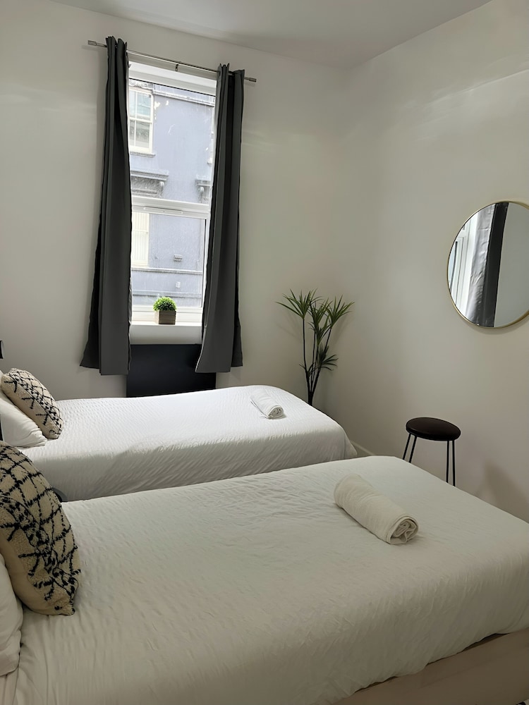 Pet Friendly - Parking - 3 Bedrooms - 6 Guests