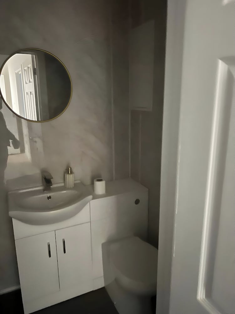 Pet Friendly - Parking - 3 Bedrooms - 6 Guests