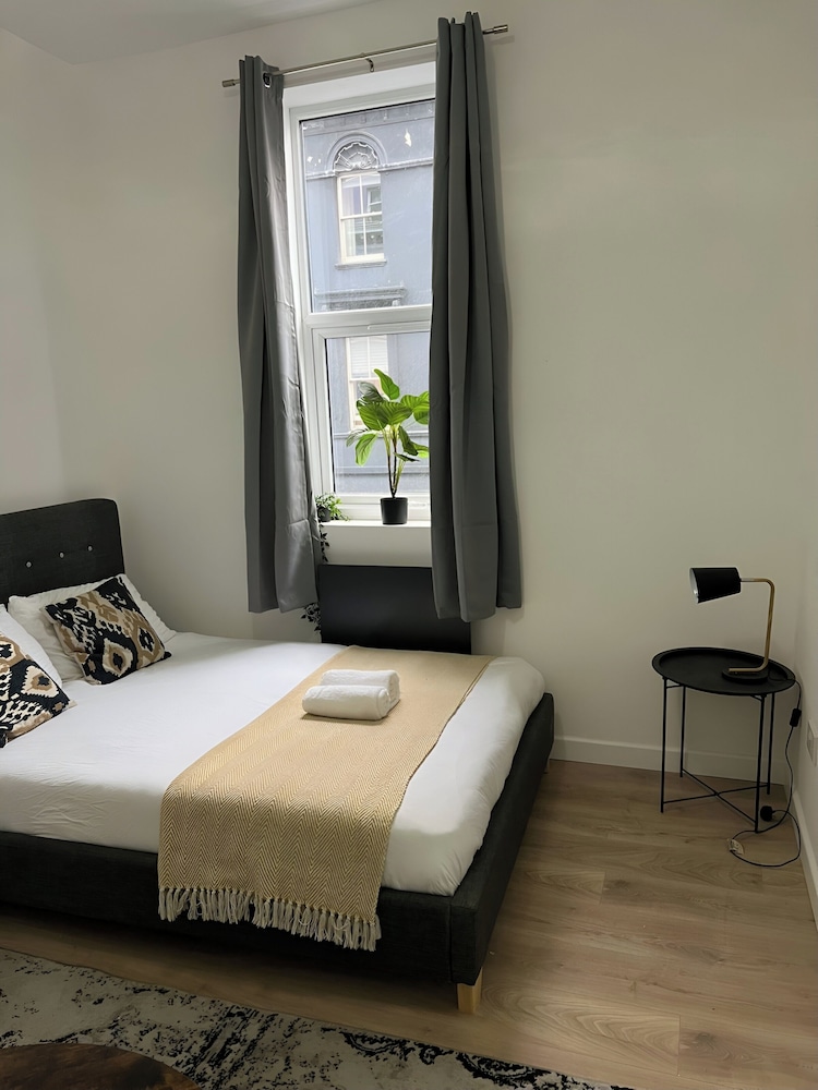 Pet Friendly - Parking - 3 Bedrooms - 6 Guests