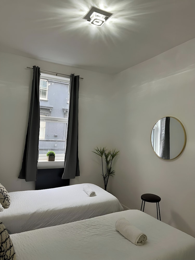 Pet Friendly - Parking - 3 Bedrooms - 6 Guests