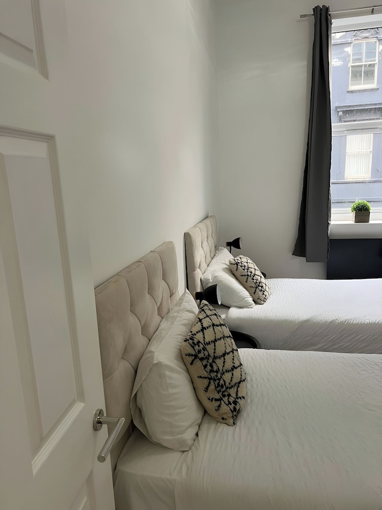 Pet Friendly - Parking - 3 Bedrooms - 6 Guests