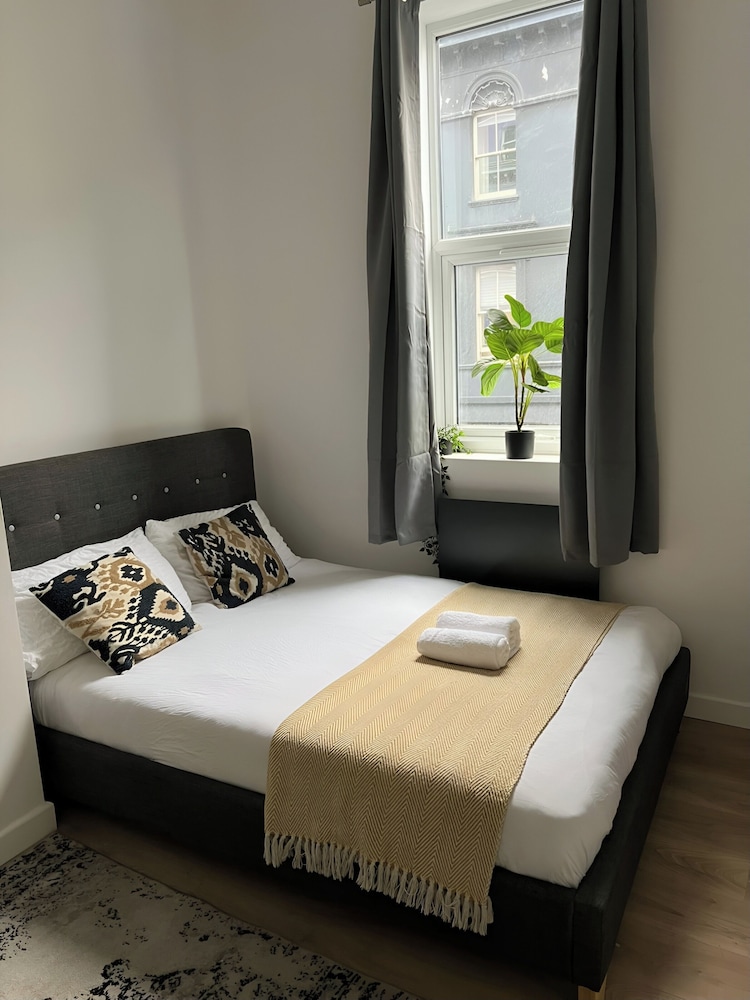 Pet Friendly - Parking - 3 Bedrooms - 6 Guests
